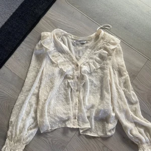 Zara blus - Super fin blus från zara som knappt är använd, lite genomskinlig!