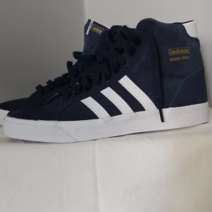 Adidas Basket Profi - Säljer nu mina Blåa Adidas Basket Profi som är max använda 1 gång! Priset kan diskuteras.