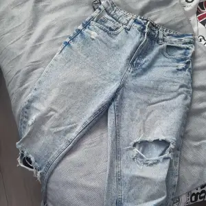 Ett par blå jeans från FB Sister i storlek S, köpta på newyorker. Byxorna har en hög midja och har slitningar på benen. Säljs då de inte kommer till användning längre, använd ett fåtal gånger. Skicka vid frågor. 💕