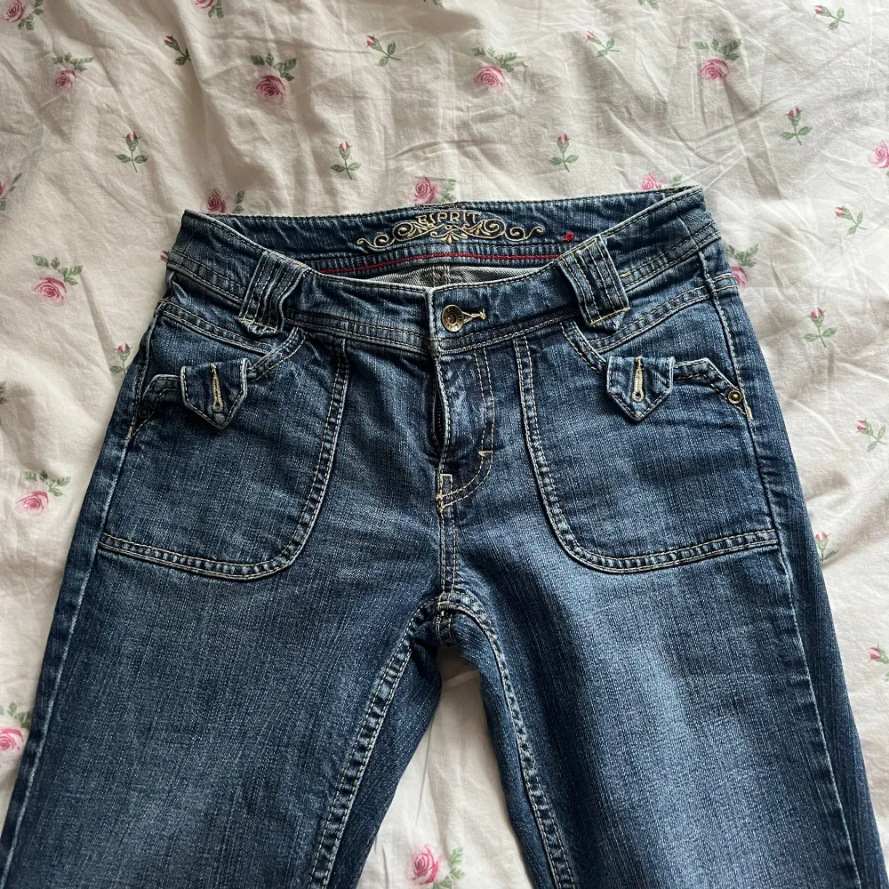 Jättesnygga lågmidjade bootcut jeans!💓 inga defekter.  Innerbenslängden: 75cm Från sida till sida vid midjan: ca 36 . Jeans & Byxor.