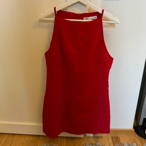Klänning - Röd klänning från Zara helt oanvänd. Storlek M men passar en storlek S. 