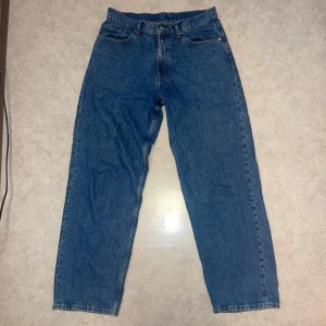 VAILENT baggy jeans - Najs Clean VAILENT VD Skate baggy mörkblåa jeans i storlek S. Köpta på carling. Eftersom det är baggy så sitter som M. Mått: midja ca41 cm, benlängd 105cm, ben öppning ca22,5 cm Svarar på alla frågor.