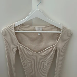 Ribbstickad tröja - Säljer denna fina långärmade toppen då jag inte har nån användning för längre, toppen är i storlek ”XS”. Pris: 90kr (originalpris) 199kr. Hör av er vid intresse🤍