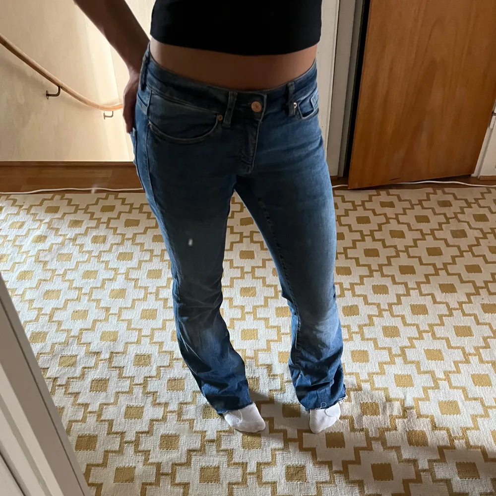 Intressekoll på mina Low waisted bootcut jeans från vero moda. Dom är avklippta där nere och är lite långa på mig som är 160 💕💕. Jeans & Byxor.