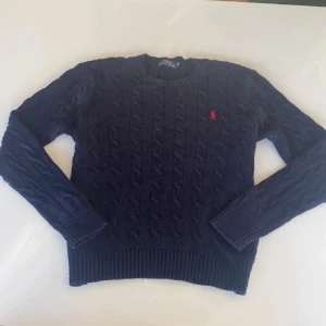 Kabelstickad Ralph Lauren tröja, Mörkblå🔵 - En sprillans ny kabelstickad Ralph lauren tröja, 10/10 skick, aldrig använd, Pris kan diskuteras😁