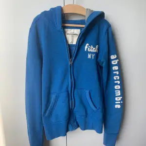 Hoodie med dragkedja från abercrombie & fitch. Står att det är storlek M men skulle  säga XS