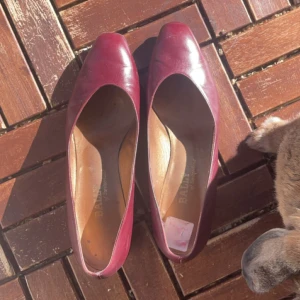 Röda Ballyskor - OBS!! PRIS DISKUTERAS!!  Säljer dessa från märket Bally, just denna modell säljs inte längre men liknande från samma märke kostar ca 6000kr. De är alldeles för små för mig o köpta second hand så vill bli av med dem! Pruta på och kom med prisförslag!