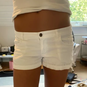 Jeansshorts - Lågmidjade jeansshorts från gamla hm🤗 supersköna o stretchiga!