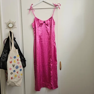Såå snygg rosa klänning - Säljer denna svinsnygga rosa klänning. Endast använd en gång! Axelbanden knyts på axeln för att justera den💖 lite stor för mig som vanligtvis har S.