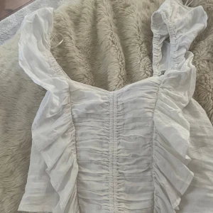 Vit blus  - Säljer denna super fina blus från  hm i storlek s🥰