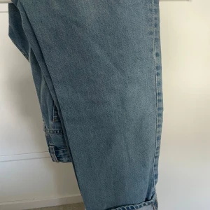 Jeans från Gina Tricot  - Raka jeans, låga i midja 38, super sköna, tyvärr lite för stora för mig. 