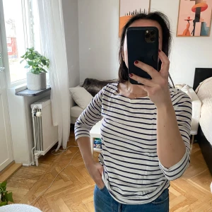 Randig tröja - Storlek: XS Skick: Bra använt skick, lite sprucken tråd enligt bild 2