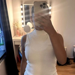 Ribbad topp - Säljer denna fina ribbade/stickade toppen som inte längre kommer till användning 