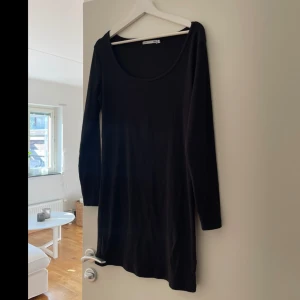 Klänning - Ribbad kort klänning med lång ärm. Storlek M.