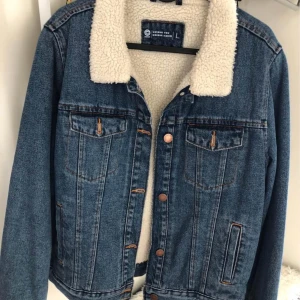 Mörk blå jeans jacka  - Mörkblå denim jacka som passar perfekt till hösten, nästan helt ny. 