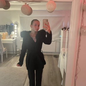 Hollies kappa med päls - Säljer min fina kappa från Hollies den är i superbra skick och perfekt till hösten och vintern då den är varm. Ställ alla fårgor ni hat innna köp och vid snabb affär kan pris diskuteras 💞