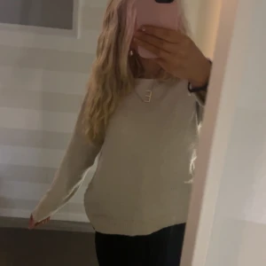 Vero Moda tröja - Den vanliga basic vero Moda tröjan. Den är lite sliten men ser endå utmärkt ut!