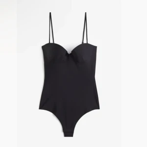 Body från H&M - Slutsåld Body från H&M. Endast använd en gång. Säljer då den var för liten.