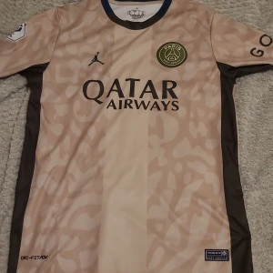 Psg tröja tredjeställ 23/24 - Säljer psg tredjeställ tröja från säsongen 23/24. Är i bra skick och otroligt cool tröja!