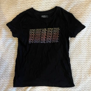 Tshirt med tryck - Tshirt med tryck ("its not me its you") från Bershka. Använd men i superfint skick.