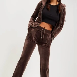 Juciy sett i mörkbrun (Bud mig på pris förslag)  - Strl M på bruna juciy sett vill köpa en storlek mindre köpte båda för 2300kr 