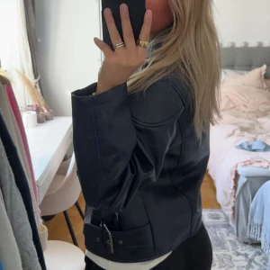 Marinblå skinnjacka - As snygg skinnjacka i en marinblå färg från stradivarius, storlek M. Aldrig använd med prislapp på!