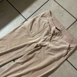 Juciy Byxor - Hej, jag säljer mina Juciy byxor, byxorna har använts en del men syns ej mycket på dem