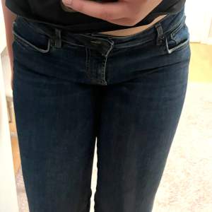 Säljer dessa trendiga lowwaist zara jeans i nyskick. I storlek 40. 💕