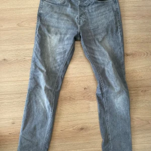 Jack & jones jeans  - Gråa Jack and jones jeans storlek W30 L 30 skick 9/10 