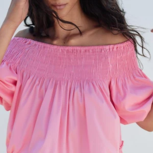 off shoulder top - Super söt Off shoulder topp i storlek xs💕 Tröjan är helt ny och har lappen kvar💗  Skriv om ni har någon fråga🩷