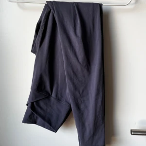 Alphalete leggings  - Leggings med criss cross design för att framhäva midjan. 