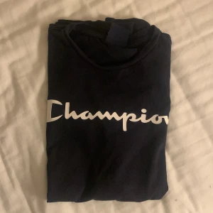 T-shirt - Tja! Jag säljer min champion t-shirt jag skulle säga att skicket är 9,5. Den e använd  2-3 gånger. Det är en gammal julklapp, nu är den för liten och jag sparar pengar. Vid minsta fundering, hör av dig jag svarar så fort jag kan. Pris kan diskuteras☺️