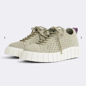 köpa ovanvända eytys - eytys i storlek 38 helt o använda säljer för dem är för stora, inte gröna snören utan vita.