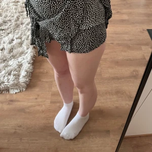 Kjol med shorts! - Super fin kjol med insydda shorts! Kjolen är från pull&bear i storlek XS. 