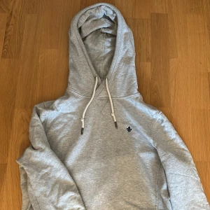 Morris hoodie - Riktigt fet Morris hoodie, mycket bra skick och passar i alla lägen. Pris kan diskuteras