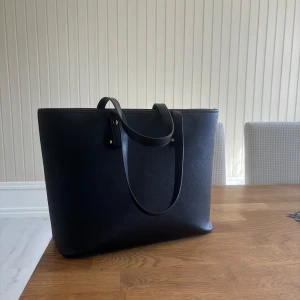 Handväska - Fin väska från H&M å använts några gånger men i fint skick, används inte mer å bara stått i rummet så nu får jag sälja den.