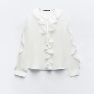 Zara blus - Säljer min jätte fina blus för den tyvärr aldrig kommit till användning💓