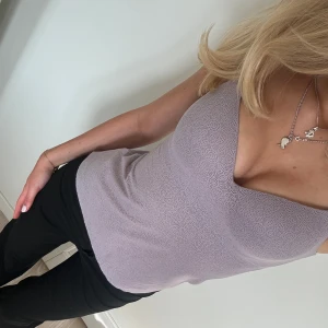 Topp - Såå fin topp från uniqlo med inbyggd bh😍💕 aldrig använd 