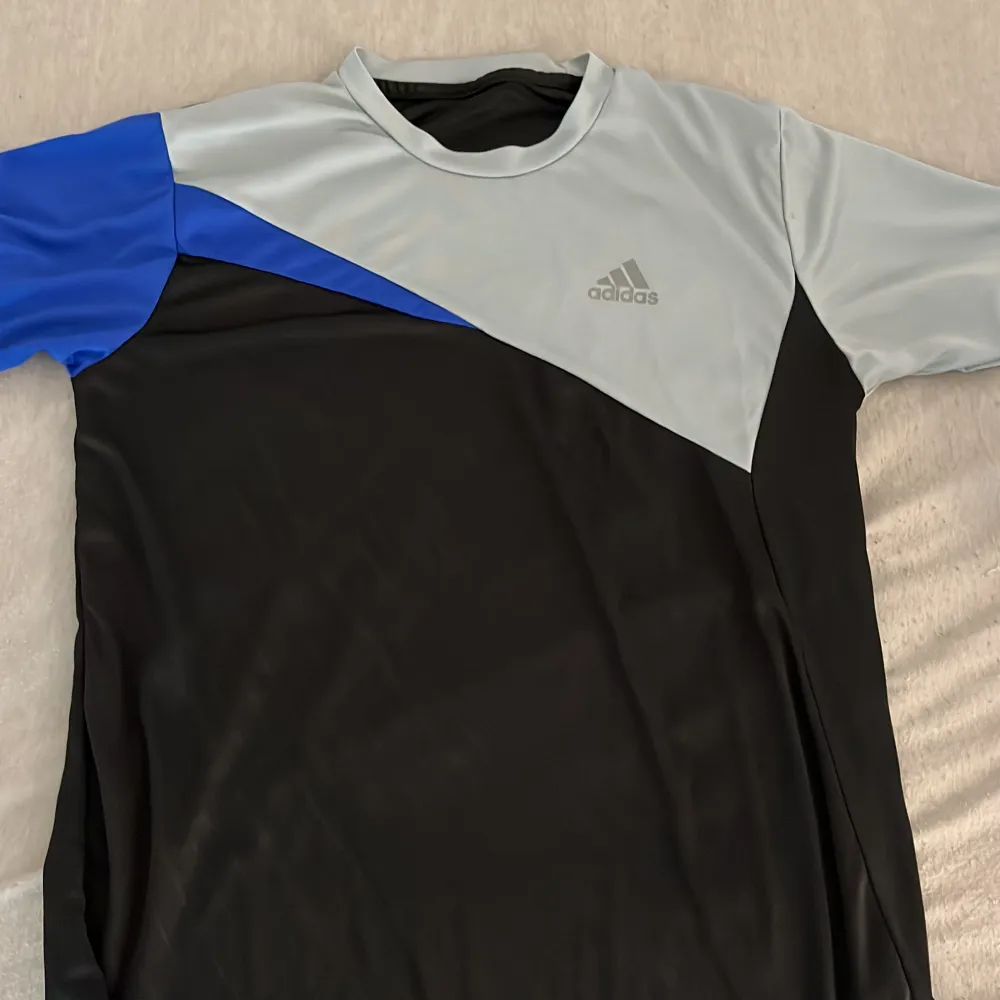 Adidas träning t-shirt . Sportswear.