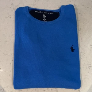 Ralph Lauren Tröja - Säljer nu denna asfeta Ralph Lauren tröja i ett perfekt skick! Storleken är M och sitter bra som det! Nypris ligger på ca 1399kr❌ mitt pris endast 399kr✅ Hör av dig vid minsta lilla fundering!! 😊😀