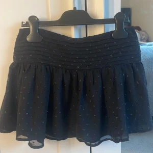 Zara kjol - Jätte snygg kjol från zara, säljer då den är förliten för mig, de är storlek 146-152 men kan passa en xs/s💗