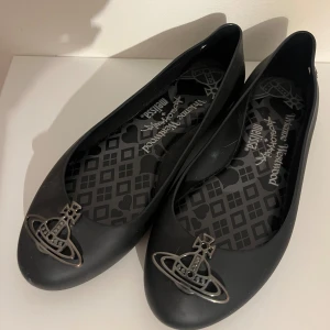 Vivienne Westwood x Melissa skor - Fina ballerinaskor från Melissa från deras collab med Vivienne Westwood. Köpt secondhand (då ungefär 600kr) och själv använt en gång inomhus. Väldigt fint skick!