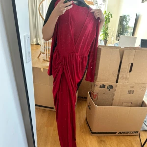 Klänning  - Senaste trenderna till tidlösa klassiker. outfits dresses för alla tillfällen cocktail, fest eller till någon harmonisk afton! 😍 stilfull elegant dress som formar sig efter din kropp. Känn dig snygg och stilig✨ 