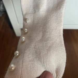 Fin tröja med pärlor - Creme vit tröja med pärlor i storlek M från zara💗 den är knappt använd då de är fel storlek för mig så den är i mycket bra skick💖