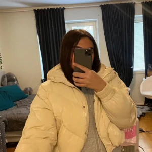 Snygg pufferjacka - Helt ny oanvänd i fin cream färg, sitter super snyggt på. Har tre små prickor framme som synns knappt men ändå finns. Därav priset. Obs att provdocka har strl XS-S och jacka sitter utmärkt på!