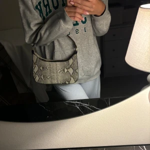 Väska - Säljer denna snygga väska pga garderobsrensning, aldrig använd!