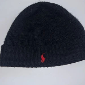 Ralph Lauren mössa - Ralph Lauren mössa. 43 cm omkrets. Har 2 stycken i samma storlek inne❗️