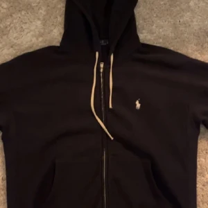 Ralph Lauren Zip - Tja säljer nu min Ralph lauren zip-up då den var för stor! Skicket är som nytt! Jag köpte den här på Plick för nypris! Priset kan diskuteras! 
