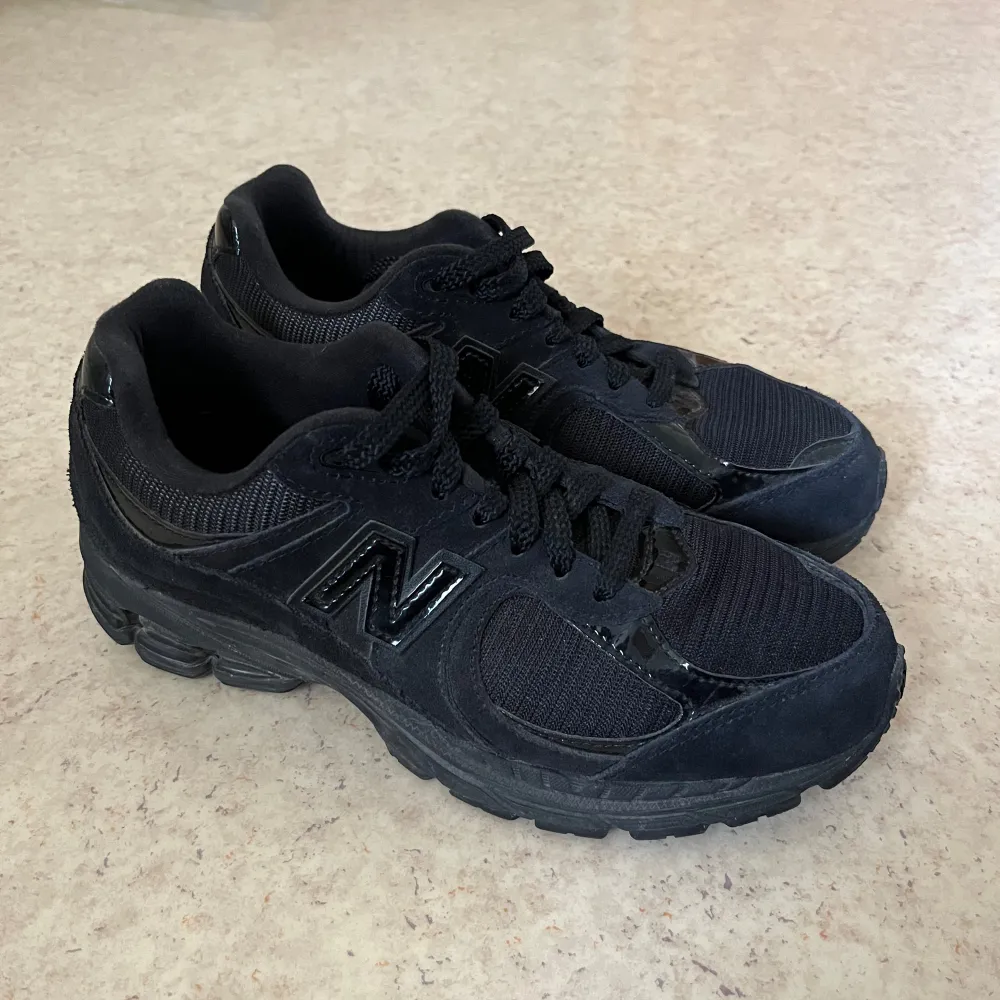 Nya New Balance M2002 UNISEX använt vid 2 tillfällen. Inget att anmärka på.  Nypris: 1655kr Mitt pris 1000kr Pris går att diskutera vid snabbt köp.. Skor.