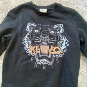 KENZO TRÖJA  - Säljer denna superfina kenzotröja i superfint skick !! Tröjan är i storlek 152/12år 